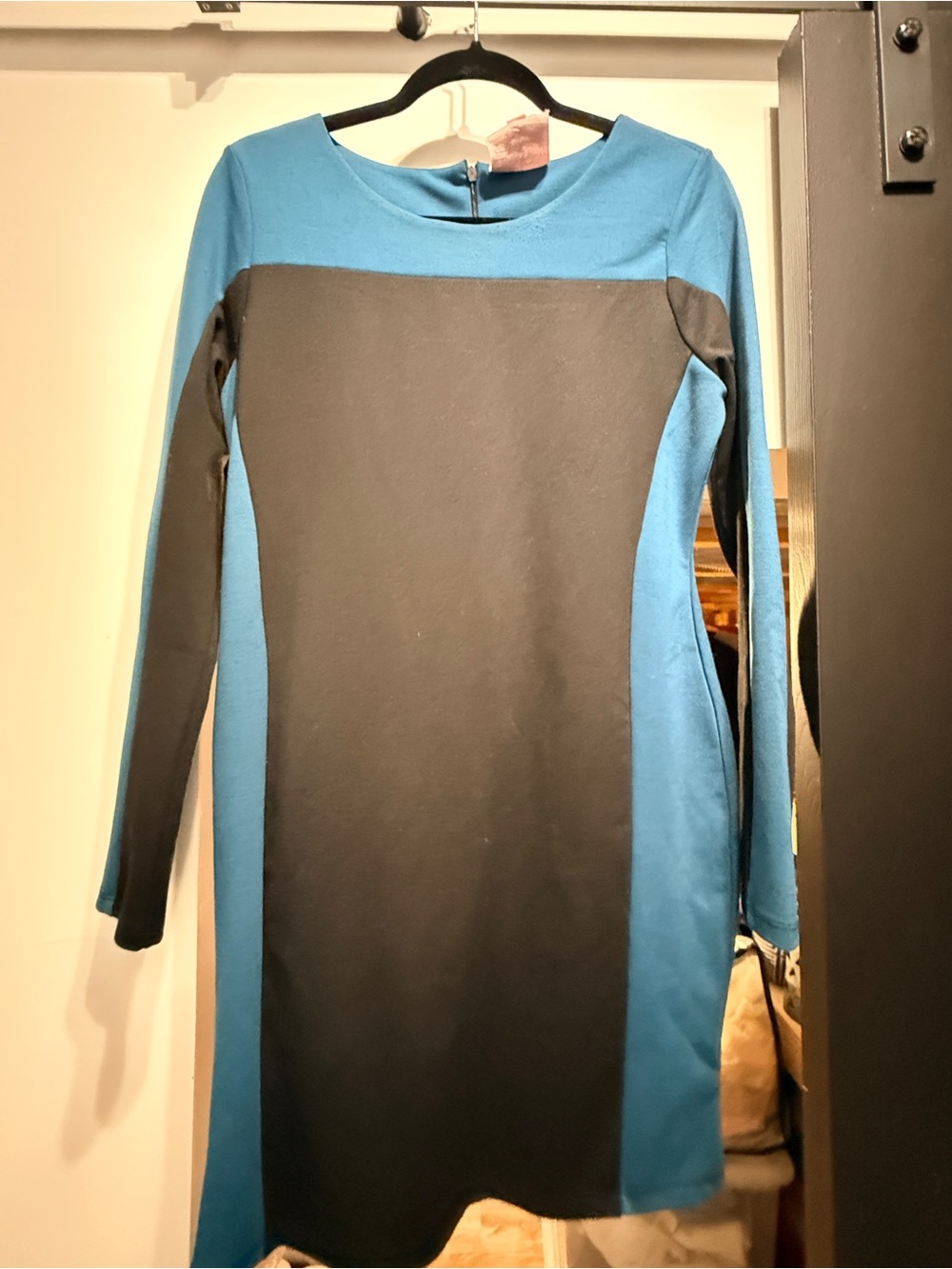 Romeo & Juliet Couture Teal and Black Long-Sleeve Colorblock Sheath Dress